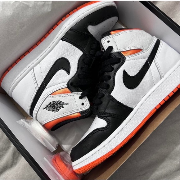 AIR JORDAN 1
RETRO HIGH OG GS size 4Y 
Wore once - Picture 1 of 4